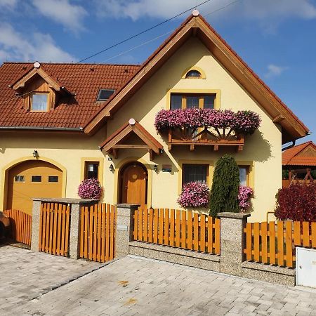Zlty Dom Vrbov Apartment Exterior foto