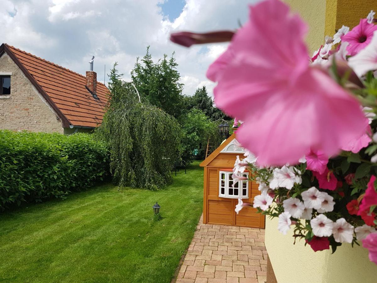 Zlty Dom Vrbov Apartment Exterior foto