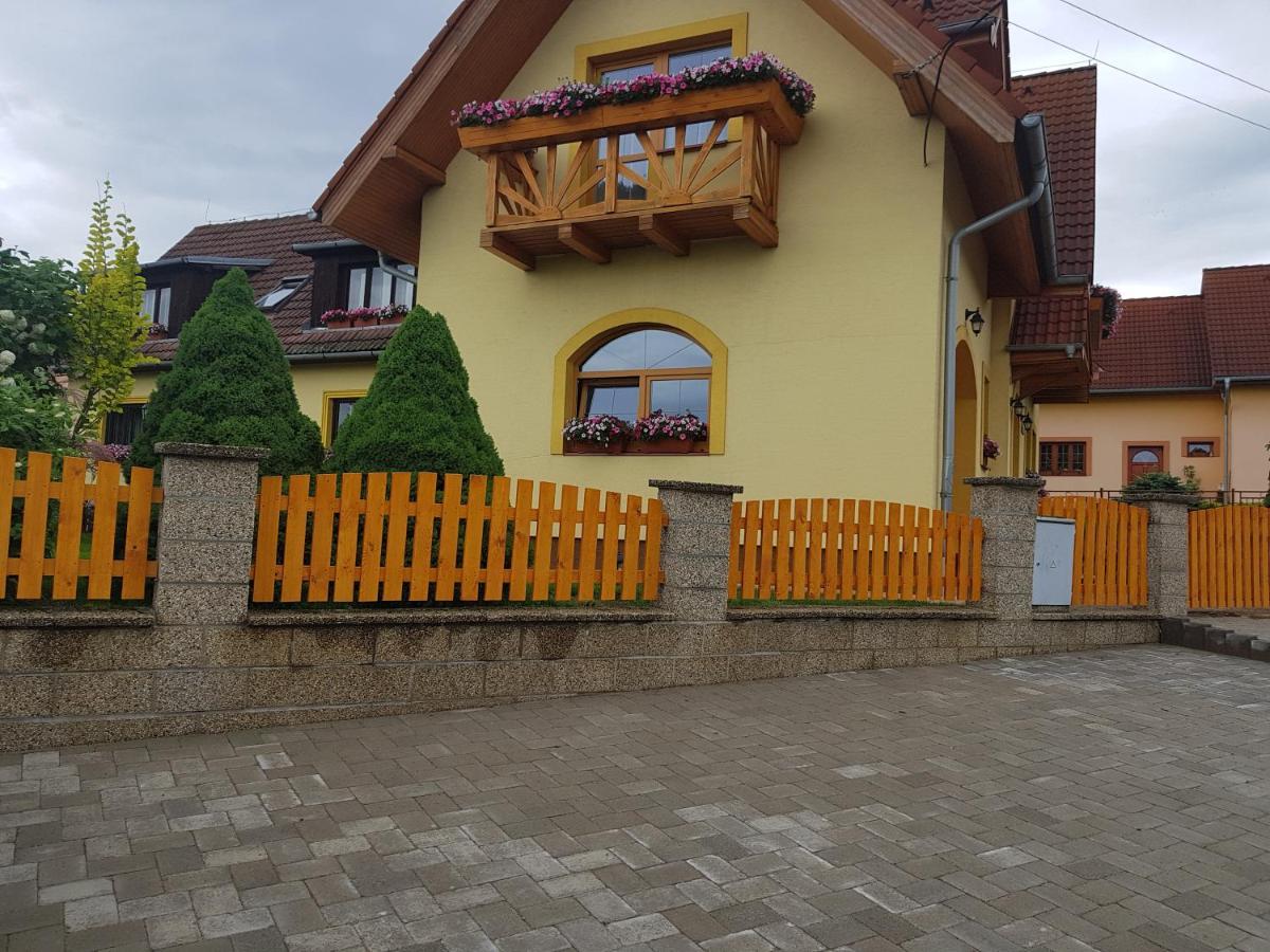 Zlty Dom Vrbov Apartment Exterior foto