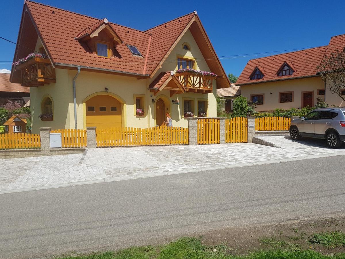 Zlty Dom Vrbov Apartment Exterior foto