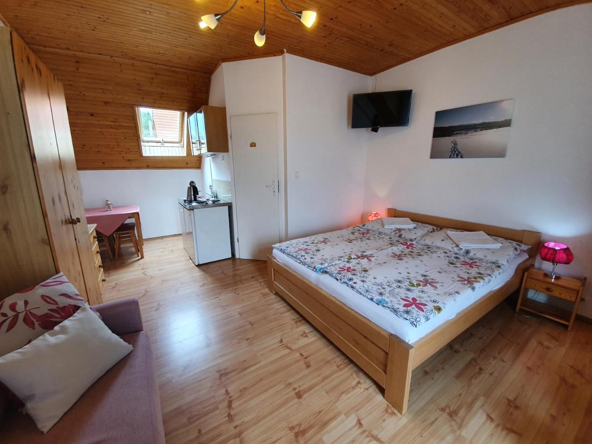 Zlty Dom Vrbov Apartment Exterior foto